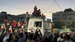 Palestinesi in piazza dopo che Hamas ha accettato a Rafah la proposta di cessate il fuoco 