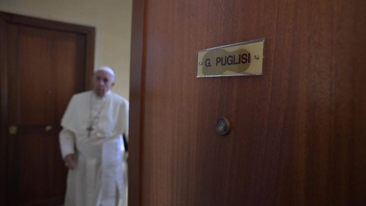 Il Papa nella casa del beato Puglisi, durante la visita a Palermo del 2018