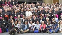 Franziskus 2018 mit jungen Leuten bei einem Vorbereitungstreffen zu einer Bischofssynode