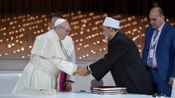 La forte stretta di mano e l'intenso sguardo tra Papa Francesco e il Grande Imam Al-Tayyib, dopo la firma del Documento sulla Fratellanza Umana, il 4 febbraio 2019 ad Abu Dhabi