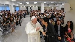 Papa Francesco con Chiara Amirante durante la visita alla Comunità nel 2019