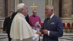 Foto de archivo del encuentro del papa Francisco con el príncipe Carlos de Gales el 13 de octubre de 2019. (Vatican Media)