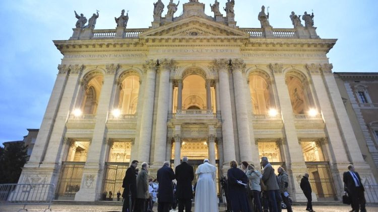 Le Pape François devant la basilique Saint-Jean de Latran. 