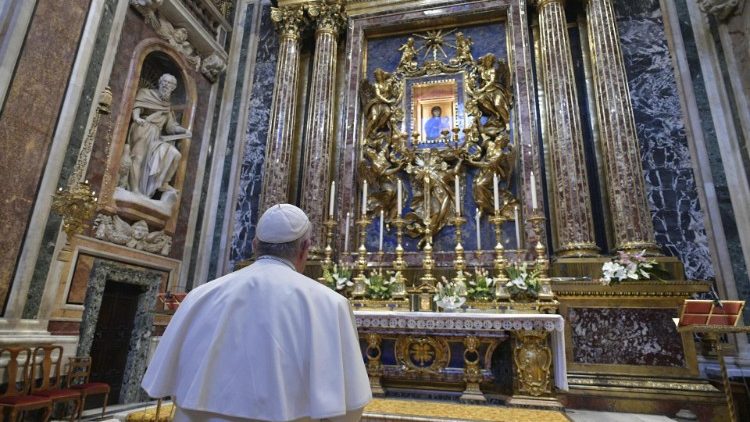 El Papa Francisco reza ante el ícono de la Salus Populi Romani