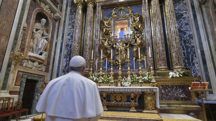Papa Francesco in preghiera davanti alla Salus Populi Romani