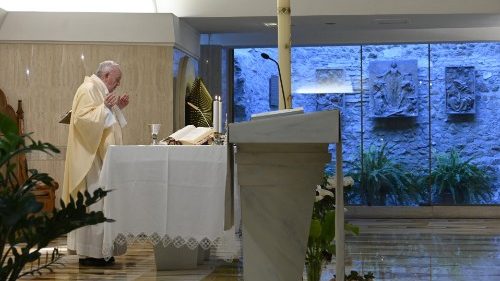 O Papa reza pelos sacerdotes e pelos médicos que dão a vida