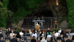 Prière du rosaire le 30 mai 2020, en présence du Pape François, devant la grotte de Lourdes dans les Jardins du Vatican. 
