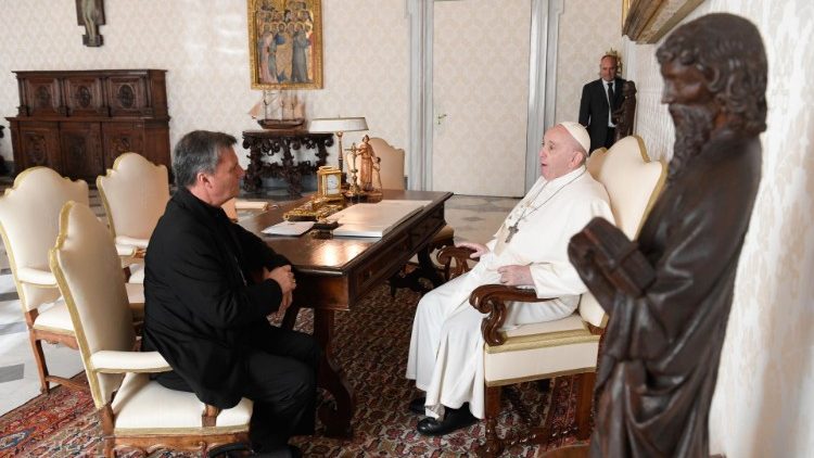 El cardenal Grech conversando con el Papa Francisco