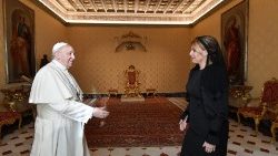 Papa Francisco com a Presidente da Eslováquia a Sra. Zuzana Čaputová em 14 de dezembro de 2020