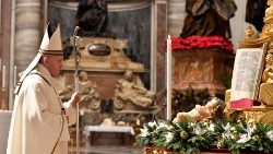Il Papa durante La Santa Messa di Natale del 2020