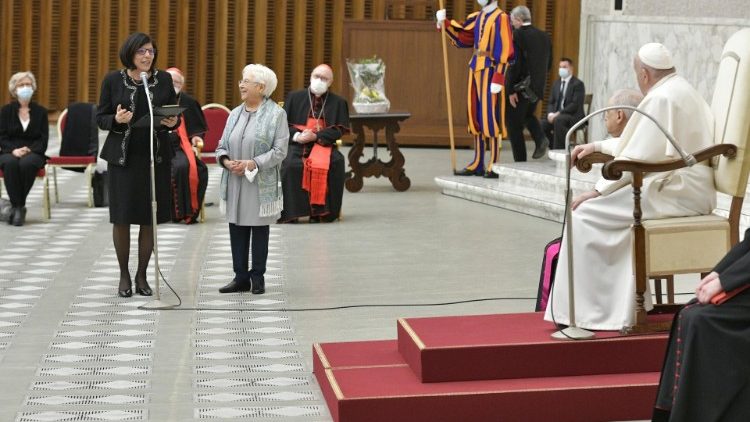 Die neue und die frühere Präsidentin der Fokolar-Bewegung - Margaret Karram und Maria Voce - bei Papst Franziskus 