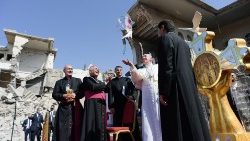 Le Pape François dans les ruines de Mossoul lors de son 33e voyage apostolique en Irak, le 7 mars 2021. 