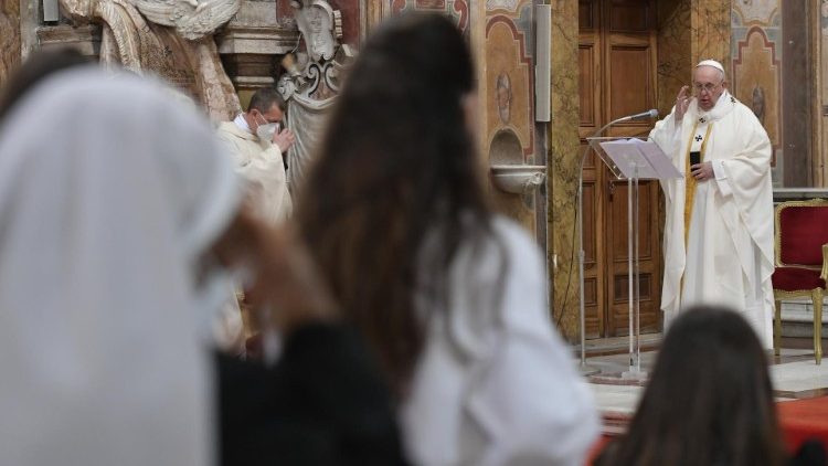 Santa misa presidida por el Papa Francisco en la parroquia de Santo Spirito in Sassia el 11 de abril de 2021, en el Domingo de la Divina Misericordia. (Vatican Media)