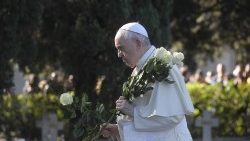 Il Papa celebra la Messa dei defunti nel Cimitero Militare Francese (2021)