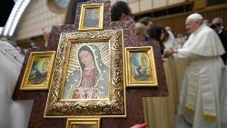 Uma imagem da Virgem de Guadalupe, tendo ao fundo o Papa Francisco (Vatican Media)