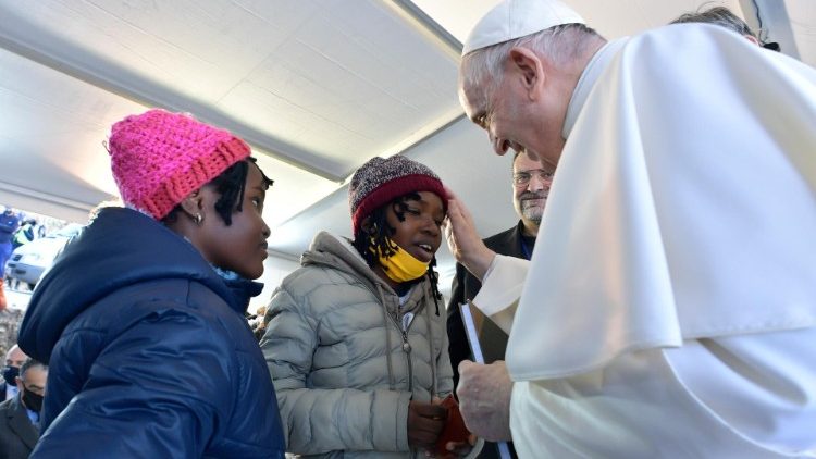 Papst Franziskus trifft Flüchtlinge auf Mytilene