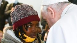  Il Papa saluta una rifugiata durante la visita al centro di Mytilene in Grecia (2021)