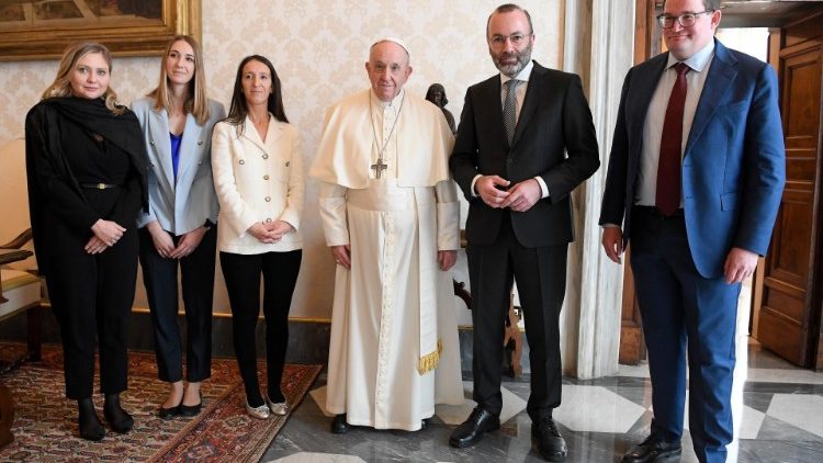 Archivbild: Papst Franziskus empfängt eine EVP-Delegation unter der Leitung von Manfred Weber im Vatikan (18.3.2022)