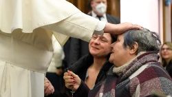 Il Papa benedice due donne