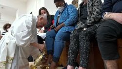Archivbild: Papst bei der Fußwaschung im Jugendgefängnis