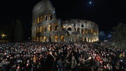 La Via Crucis al Colosseo (foto d'archivio)