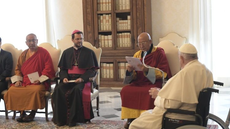 8. Mai 2022: Mongolische Buddhisten besuchen mit Giorgio Marengo (heute Kardinal) in ihrer Mitte Papst Franziskus im Vatikan