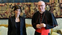 Florence Mangin, ambassadrice de France près le Saint-Siège avec le cardinal Parolin en juin 2022. 