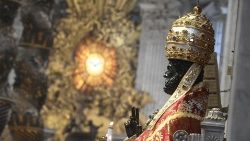 Saint Pierre revêtu de la chape et de la tiare pontificales
