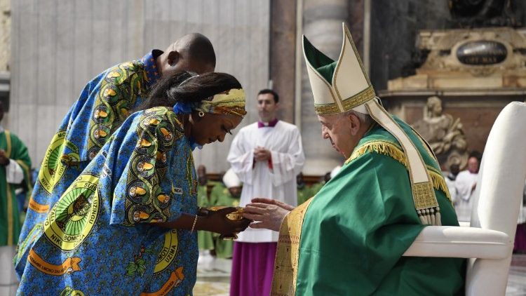 Deux fidèles congolais présentant leurs offrandes au Pape François, au cours de la messe célébrée le 3 juillet 2022 en la basilique Saint-Pierre de Rome.