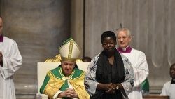 Il Papa con suor Rita, durante la Messa per la comunità congolese di Roma a San Pietro (3 luglio 2022)