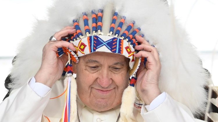 원주민 지도자들이 선물한 머리장식을 착용한 교황