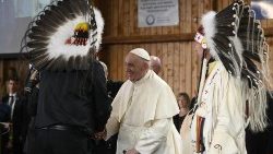 Papa Francisco encontra líderes indígenas durante sua viagem ao Canadá em 27 de julho de 2022
