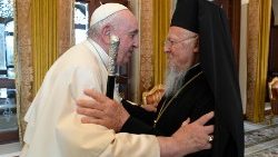 Papa Francesco e il patriarca ecumenico di Costantinopoli, Bartolomeo, durante l'incontro nell'ambito del viaggio papale in Bahrein