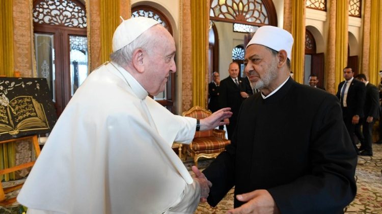 Il Papa e il Grande Imam durante il viaggio apostolico nel Regno del Bahrein del 2022