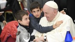 Påven under en lunch med fattiga i Vatikanen 