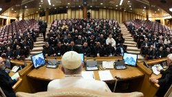 Il Papa nell'Aula del Sinodo con i partecipanti all'Assemblea dell'Unione Superiori Generali (U.S.G.)