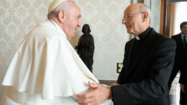 Franziskus im November letzten Jahres mit dem leitenden Prälaten des Opus Dei