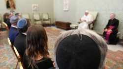 Il Papa durante una udienza con alcuni rabbini (archivio)