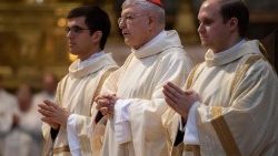 Al centro, el cardenal Gianfranco Ghirlanda, jesuita y conocido canonista, ex rector de la Pontificia Universidad Gregoriana.