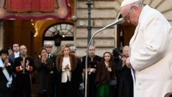 Le 8 décembre 2022, place d'Espagne, le Pape en prière.