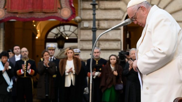 Le 8 décembre 2022, place d'Espagne, le Pape en prière.
