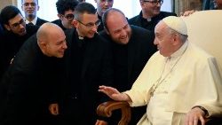 El Papa con algunos seminaristas y sacerdotes de la Diócesis de Roma