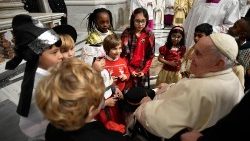 Le Pape François en compagnie d'enfants. 