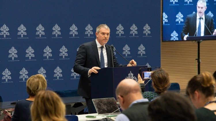 Vatikansprecher Matteo Bruni bei einem Briefing für Journalisten im Jahr 2022
