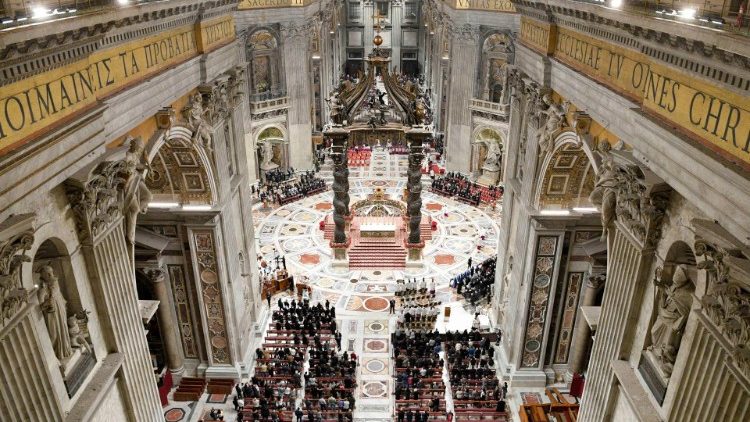 A lo largo de la nave derecha de la Basílica de San Pedro se inaugura un acceso nuevo que permitirá menos filas para quien quiere detenerse en oración (Vatican Media)