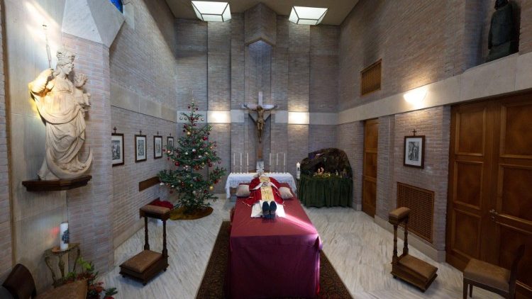The body of the Pope Emeritus in the Mater Ecclesiae chapel