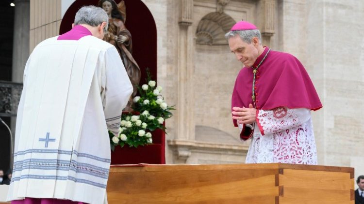 Mgr Gänswein et Mgr Ravelli placent l'Évangile sur le cercueil de Benoît XVI