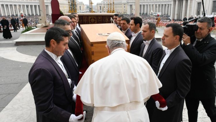El Papa bendice el féretro de Benedicto XVI