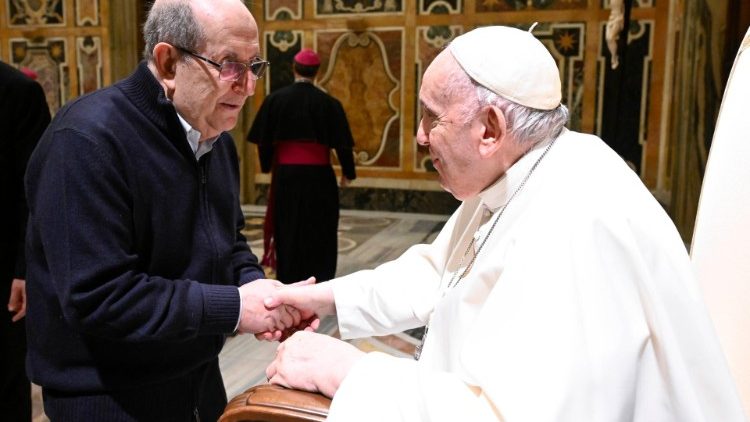 El saludo entre el Papa Francisco y Ernesto Olivero