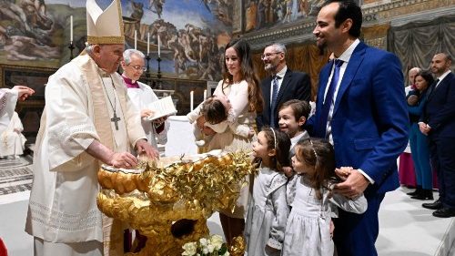 Le Pape baptise treize nouveau-nés dans la chapelle Sixtine